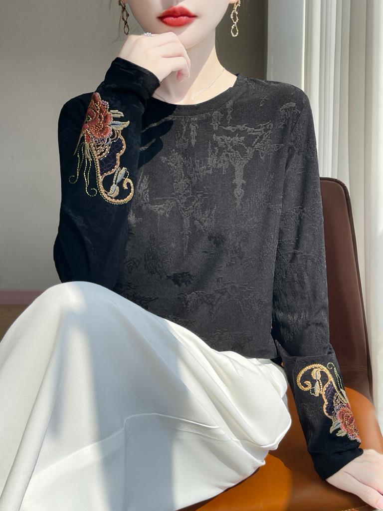 Ethnic Wear In Fashion - Nouveau haut brodé à col rond